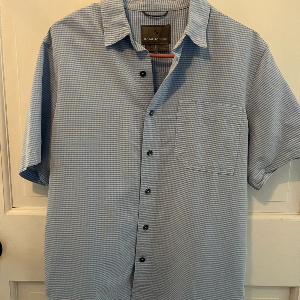 Royal Robbin’s Men’s Size Medium relaxed fit light blue shirt